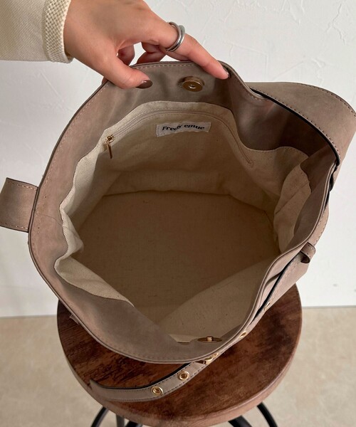 fredy emue（フレディエミュ）の「【WEB限定カラー】スエードベルトホーボーバッグ（ショルダーバッグ・レディース・グレイッシュベージュ/ベージュ/ブラウン・FREE）」の18枚目の写真