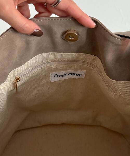 fredy emue（フレディエミュ）の「【WEB限定カラー】スエードベルトホーボーバッグ（ショルダーバッグ・レディース・グレイッシュベージュ/ベージュ/ブラウン・FREE）」の10枚目の写真