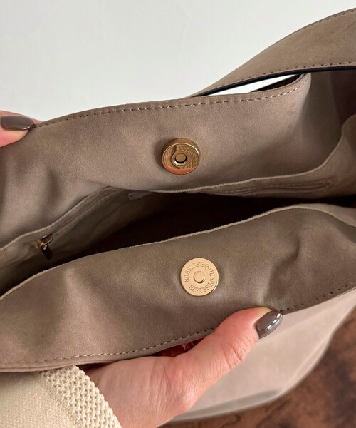 fredy emue（フレディエミュ）の「【WEB限定カラー】スエードベルトホーボーバッグ（ショルダーバッグ・レディース・グレイッシュベージュ/ベージュ/ブラウン・FREE）」の11枚目の写真