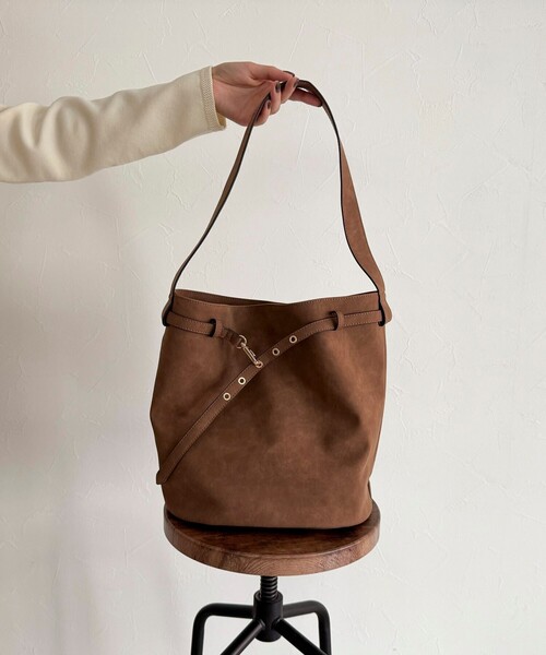 fredy emue（フレディエミュ）の「【WEB限定カラー】スエードベルトホーボーバッグ（ショルダーバッグ・レディース・グレイッシュベージュ/ベージュ/ブラウン・FREE）」の12枚目の写真