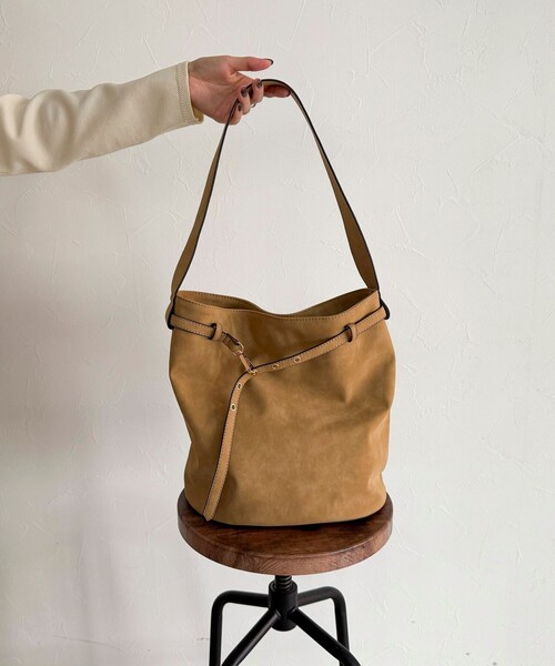 fredy emue（フレディエミュ）の「【WEB限定カラー】スエードベルトホーボーバッグ（ショルダーバッグ・レディース・グレイッシュベージュ/ベージュ/ブラウン・FREE）」の9枚目の写真