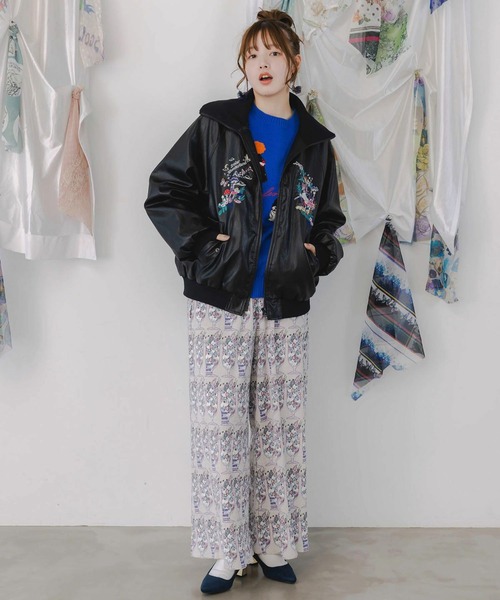 ScoLar（スカラー）の「ScoLar(スカラー) スカラーとキノコ刺繍 合皮ブルゾン（ブルゾン・レディース・ブラック・MEDIUM）」の2枚目の写真