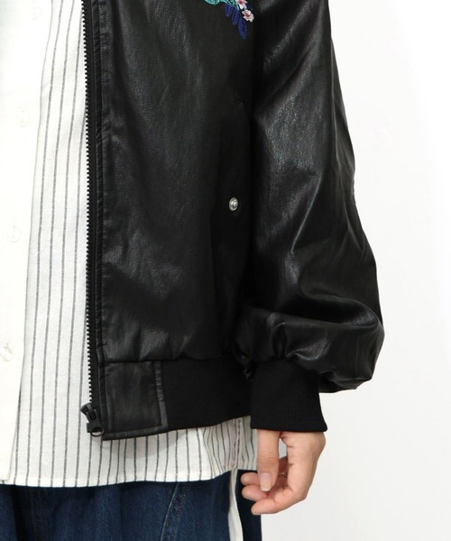 ScoLar（スカラー）の「ScoLar(スカラー) スカラーとキノコ刺繍 合皮ブルゾン（ブルゾン・レディース・ブラック・MEDIUM）」の8枚目の写真