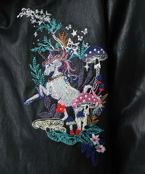 ScoLar（スカラー）の「ScoLar(スカラー) スカラーとキノコ刺繍 合皮ブルゾン（ブルゾン・レディース・ブラック・MEDIUM）」の9枚目の写真