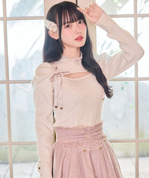ROJITA(ロジータ)の「レースアップデコルテ開きケーブルニットトップス(ニット/セーター・レディース・ホワイト/ピンク/ブラック・FREE)」の4枚目の写真