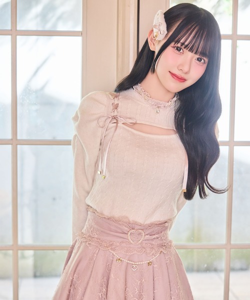 ROJITA(ロジータ)の「レースアップデコルテ開きケーブルニットトップス(ニット/セーター・レディース・ホワイト/ピンク/ブラック・FREE)」の5枚目の写真