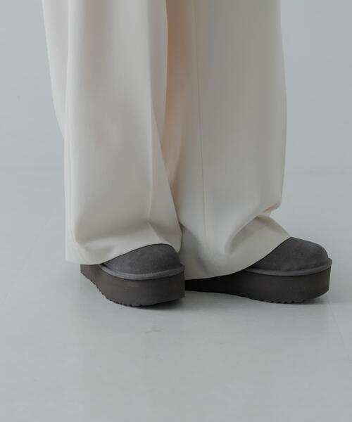 UGG(アグ)の「UGG ULTRA MINI PLATFORM(ブーツ・レディース・チャコールグレー/ブラック/キャメル・22/23/24/25)」の19枚目の写真