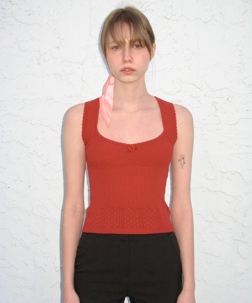 SINOON(シヌーン)の「SCALLOP PUNCHING KNIT SLEEVELESS (RED)(ニット/セーター・レディース・レッド・FREE)」の2枚目の写真