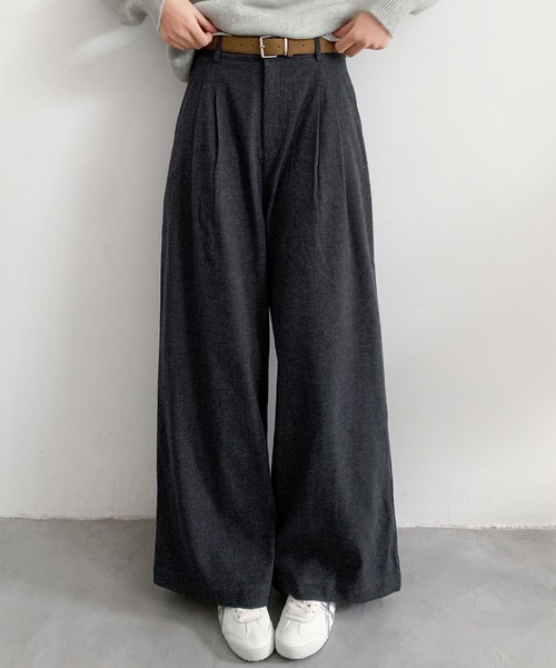 LOWO(ロワ)の「ベルト付き クロップド タック ワイドパンツ 冬 レディース 秋冬(その他パンツ・レディース・ブラック/ブラウン/チャコールグレー・L/M/S)」の3枚目の写真