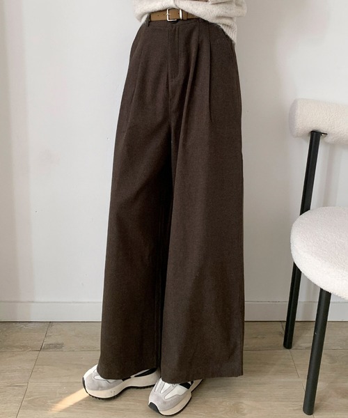 LOWO(ロワ)の「ベルト付き クロップド タック ワイドパンツ 冬 レディース 秋冬(その他パンツ・レディース・ブラック/ブラウン/チャコールグレー・L/M/S)」の5枚目の写真