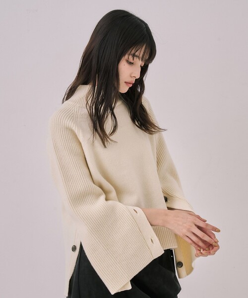 UNITED TOKYO(ユナイテッドトウキョウ)の「【残りわずか!】サイドボタンウールカシミアPO|オフィスカジュアル/ニット/カシミヤ/レイヤード(ニット/セーター・レディース・ダークグレー/グリーン/アイボリー・FREE)」の1枚目の写真