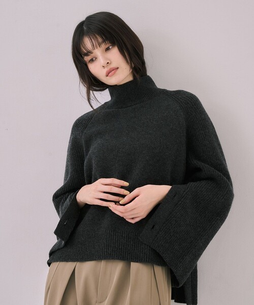 UNITED TOKYO(ユナイテッドトウキョウ)の「【残りわずか!】サイドボタンウールカシミアPO|オフィスカジュアル/ニット/カシミヤ/レイヤード(ニット/セーター・レディース・ダークグレー/グリーン/アイボリー・FREE)」の2枚目の写真