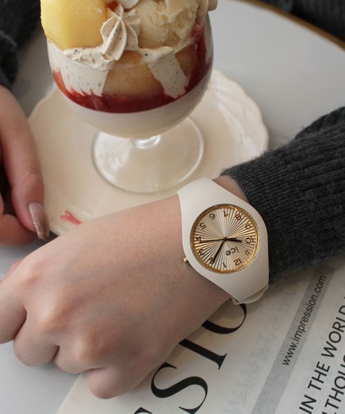 ICE WATCH（アイスウォッチ）の「「Ice-Watch アイスウォッチ」ICE champagne アイスシャンパーニュ　全10色（アナログ腕時計・レディース・カーキ/アイボリー/ブラック×ブラック/ホワイト×ゴールド/ピンク/レインボー/バーガンディー/ブラック×ゴールド/ネイビー/モカ・37mm）」の12枚目の写真