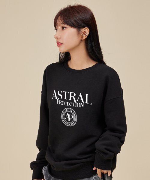 ASTRAL PROJECTION（アストラルプロジェクション）の「レタリングロゴエンブレムルーズフィットスウェットシャツ_ブラック（スウェット・メンズ・その他・MEDIUM/LARGE/X-LARGE/XX-LARGE）」の2枚目の写真