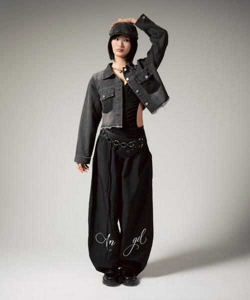 ROYAL FLASH(ロイヤルフラッシュ)の「MITSUKI/ミツキ/切りっぱなしクロップドデニムジャケット(デニムジャケット・レディース・ブラック/ブルー・F)」の4枚目の写真
