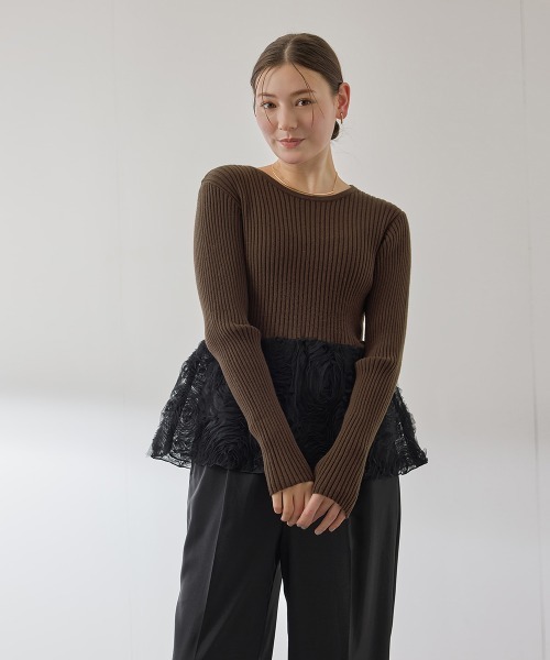 QUEENS COURT（クイーンズコート）の「フラワーチュールペプラムリブニット≪手洗い可能≫（ニット/セーター・レディース・オフホワイト/ブラック/ブラウン・M）」の3枚目の写真