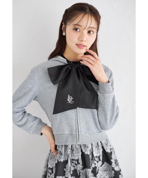 tocco キラキラビジューONフラワー刺繍パーカー TOCCO closet - フラワークリアビジュー装飾パーカー toccoclosetの