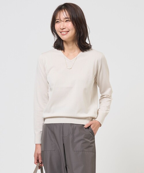 J.PRESS(ジェイプレス)の「【着回し力抜群・オンオフ使える】HIGH GAUGE BASIC Vネック ニット(ニット/セーター・レディース・アイボリー系/ピンク系/イエロー系/スカイブルー系/ネイビー系・LARGE/MEDIUM)」の2枚目の写真