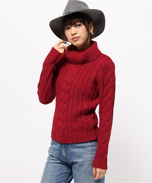 Khaju(カージュ)の「Khaju: リブケーブルタートルニット(ニット/セーター・レディース・レッド/オフホワイト・ONE SIZE)」の2枚目の写真