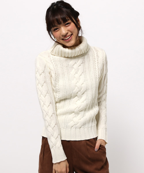 Khaju(カージュ)の「Khaju: リブケーブルタートルニット(ニット/セーター・レディース・レッド/オフホワイト・ONE SIZE)」の1枚目の写真