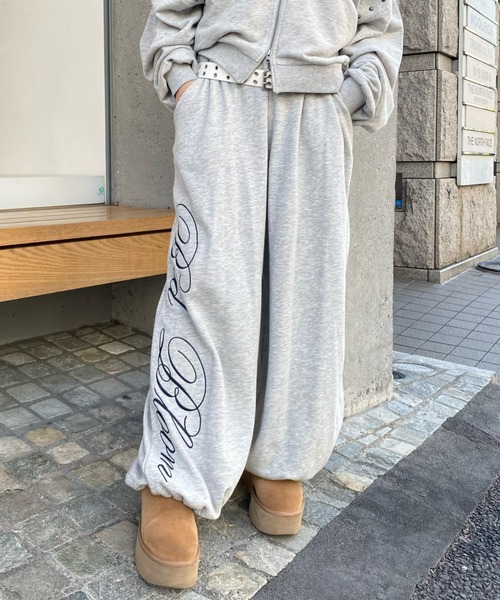 RAY CASSIN(レイカズン)の「【セットアップで着られる】ロゴプリントルーズビッグスウェットパンツ(スウェットパンツ・レディース・ベージュ系その他2/ブラウン系その他2/グレー・FREE)」の1枚目の写真