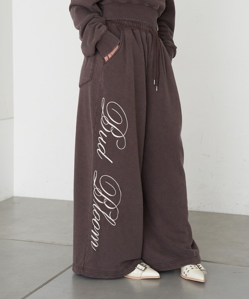 RAY CASSIN(レイカズン)の「【セットアップで着られる】ロゴプリントルーズビッグスウェットパンツ(スウェットパンツ・レディース・ベージュ系その他2/ブラウン系その他2/グレー・FREE)」の2枚目の写真
