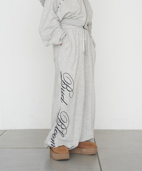 RAY CASSIN(レイカズン)の「【セットアップで着られる】ロゴプリントルーズビッグスウェットパンツ(スウェットパンツ・レディース・ベージュ系その他2/ブラウン系その他2/グレー・FREE)」の6枚目の写真