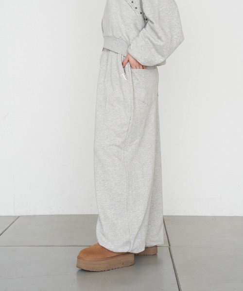 RAY CASSIN(レイカズン)の「【セットアップで着られる】ロゴプリントルーズビッグスウェットパンツ(スウェットパンツ・レディース・ベージュ系その他2/ブラウン系その他2/グレー・FREE)」の5枚目の写真