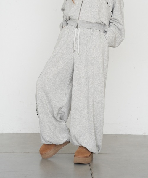 RAY CASSIN(レイカズン)の「【セットアップで着られる】ロゴプリントルーズビッグスウェットパンツ(スウェットパンツ・レディース・ベージュ系その他2/ブラウン系その他2/グレー・FREE)」の4枚目の写真