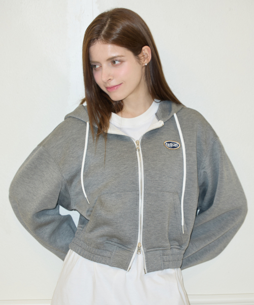 FEIHEI(フェイヘイ)の「WAPPEN CROP HOOD ZIPUP GREY(パーカー・レディース・グレー・SMALL/MEDIUM)」の2枚目の写真