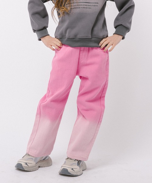 URBAN CHERRY(アーバンチェリー)の「グラデーションカラールーズデニムパンツ(デニムパンツ・キッズ・パープル/ピンク/グリーン・120cm/130cm/140cm/150cm/110cm)」の2枚目の写真