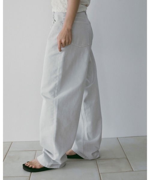 anuke(アンヌーク)の「Wide Cocoon Denim(デニムパンツ・レディース・ライトグレー・36inch/38inch)」の5枚目の写真