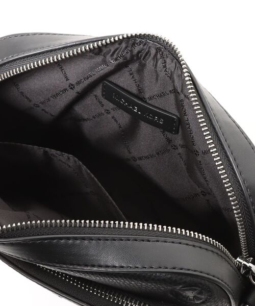 MICHAEL KORS(マイケルコース)の「EW FLIGHT BAG Crossbody(ショルダーバッグ・メンズ・ブラック・FREE)」の4枚目の写真