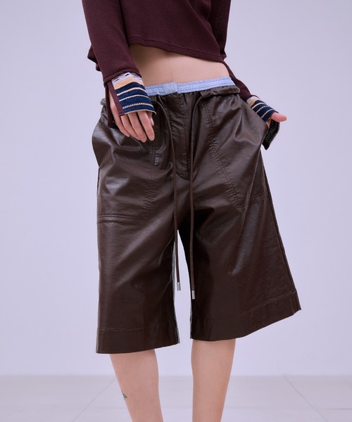 THINGS THAT MATTER（シングス ザット マター）の「FAUX LEATHER BERMUDA PANTS / フェイク レザ バミューダ パンツ（その他パンツ・レディース・ブラック/ブラウン・FREE）」の2枚目の写真