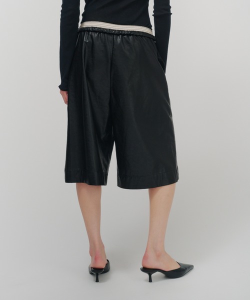 THINGS THAT MATTER（シングス ザット マター）の「FAUX LEATHER BERMUDA PANTS / フェイク レザ バミューダ パンツ（その他パンツ・レディース・ブラック/ブラウン・FREE）」の16枚目の写真
