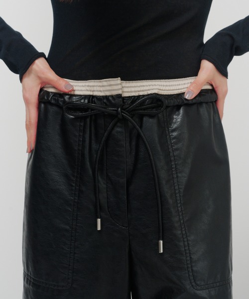 THINGS THAT MATTER（シングス ザット マター）の「FAUX LEATHER BERMUDA PANTS / フェイク レザ バミューダ パンツ（その他パンツ・レディース・ブラック/ブラウン・FREE）」の22枚目の写真