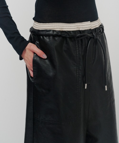 THINGS THAT MATTER（シングス ザット マター）の「FAUX LEATHER BERMUDA PANTS / フェイク レザ バミューダ パンツ（その他パンツ・レディース・ブラック/ブラウン・FREE）」の3枚目の写真