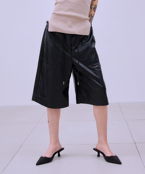 THINGS THAT MATTER(シングス ザット マター)の「FAUX LEATHER BERMUDA PANTS / フェイク レザー バミューダ パンツ(その他パンツ・レディース・ブラック/ブラウン・FREE)」の3枚目の写真