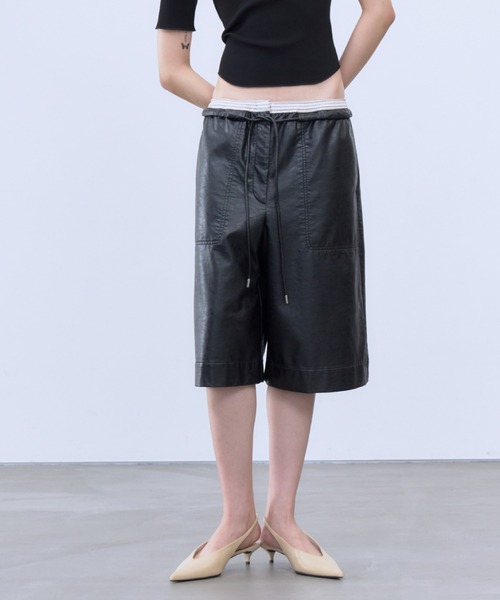 THINGS THAT MATTER(シングス ザット マター)の「FAUX LEATHER BERMUDA PANTS / フェイク レザー バミューダ パンツ(その他パンツ・レディース・ブラック/ブラウン・FREE)」の4枚目の写真