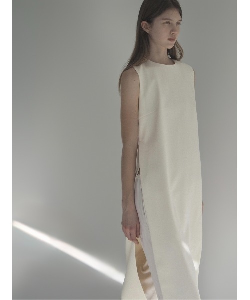 NOWNS(ナウンス)の「Lena | Slit dress(ワンピース・レディース・ブラック/アイボリー・FREE)」の8枚目の写真
