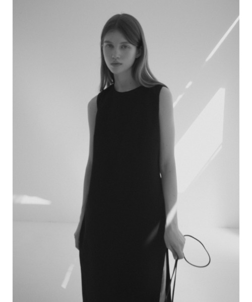 NOWNS(ナウンス)の「Lena | Slit dress(ワンピース・レディース・ブラック/アイボリー・FREE)」の22枚目の写真