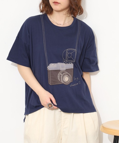 Emago（イマゴ）の「EMAGO ｶﾒﾗﾊﾟｯﾁﾜｰｸT 5分袖（Tシャツ/カットソー・レディース・ホワイト/レッド/ネイビー・FREE）」の3枚目の写真