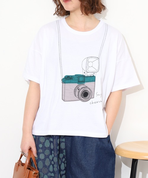 Emago（イマゴ）の「EMAGO ｶﾒﾗﾊﾟｯﾁﾜｰｸT 5分袖（Tシャツ/カットソー・レディース・ホワイト/レッド/ネイビー・FREE）」の4枚目の写真