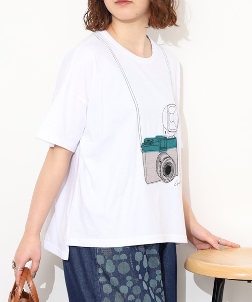 Emago（イマゴ）の「EMAGO ｶﾒﾗﾊﾟｯﾁﾜｰｸT 5分袖（Tシャツ/カットソー・レディース・ホワイト/レッド/ネイビー・FREE）」の8枚目の写真