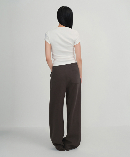 MUSINSA STANDARD WOMAN（ムシンサスタンダードウーマン）の「ウィメンズダブルニットツーピンタックワイドラウンジスウェットパンツ[ダークブラウン]（スウェットパンツ・レディース・その他・X-SMALL/SMALL/MEDIUM/LARGE）」の4枚目の写真