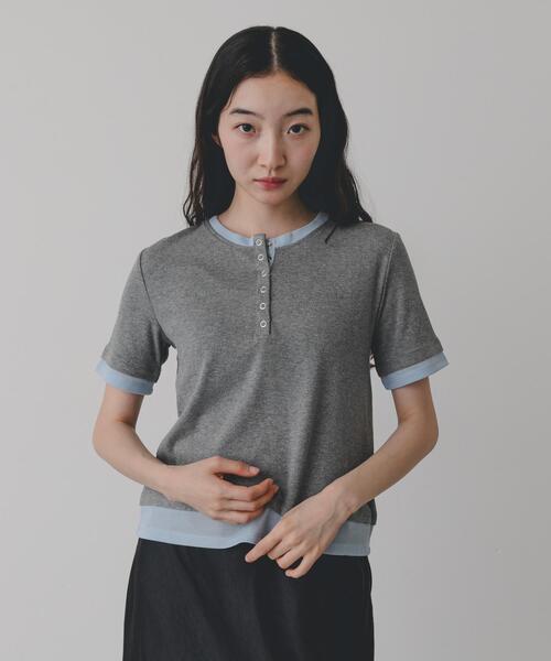 SENSE OF PLACE by URBAN RESEARCH(センスオブプレイスバイアーバンリサーチ)の「ヘンリーネックレイヤードトップ(半袖)(Tシャツ/カットソー・レディース・グレー/ブラック/ベージュ・ONE)」の1枚目の写真