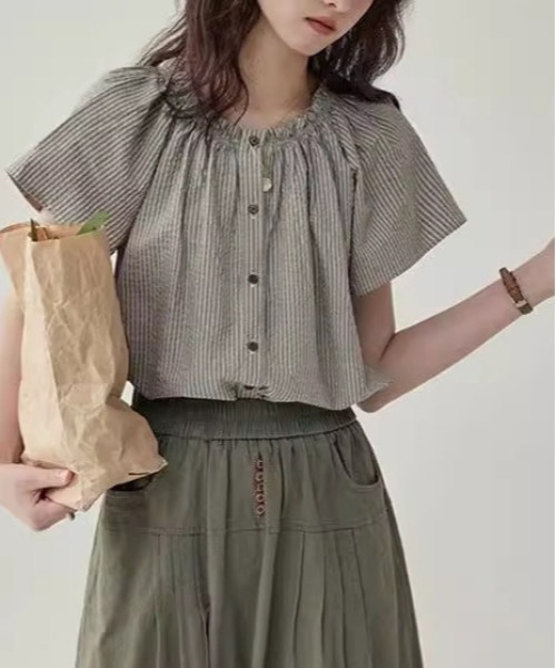 &soiree(アンドソワレ)の「ギャザークルーネックストライプブラウス(シャツ/ブラウス・レディース・ブラック・LARGE/MEDIUM/SMALL)」の1枚目の写真
