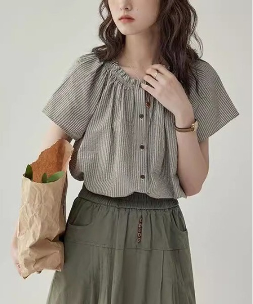 &soiree(アンドソワレ)の「ギャザークルーネックストライプブラウス(シャツ/ブラウス・レディース・ブラック・LARGE/MEDIUM/SMALL)」の2枚目の写真