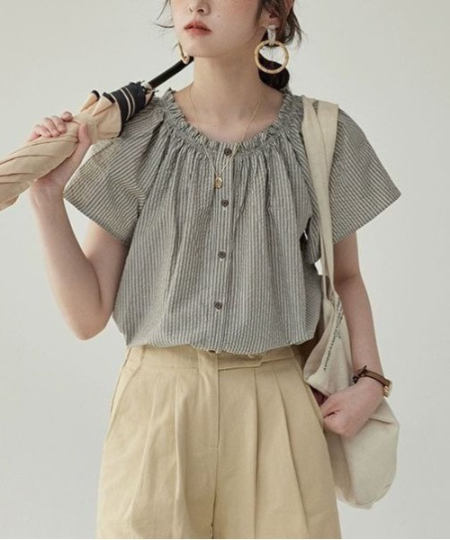 &soiree(アンドソワレ)の「ギャザークルーネックストライプブラウス(シャツ/ブラウス・レディース・ブラック・LARGE/MEDIUM/SMALL)」の3枚目の写真