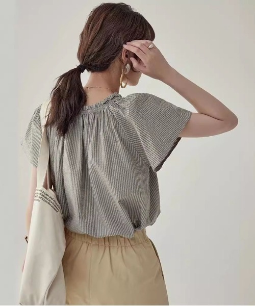 &soiree(アンドソワレ)の「ギャザークルーネックストライプブラウス(シャツ/ブラウス・レディース・ブラック・LARGE/MEDIUM/SMALL)」の5枚目の写真